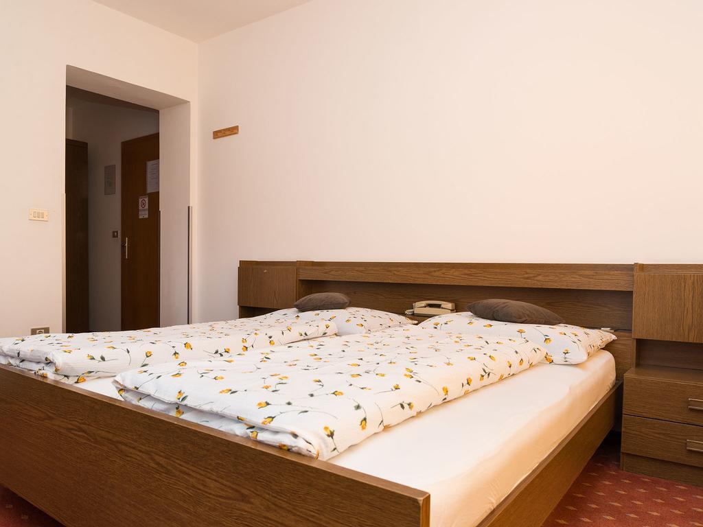 Haus Elisabeth Hotel Нова Поненте Екстериор снимка